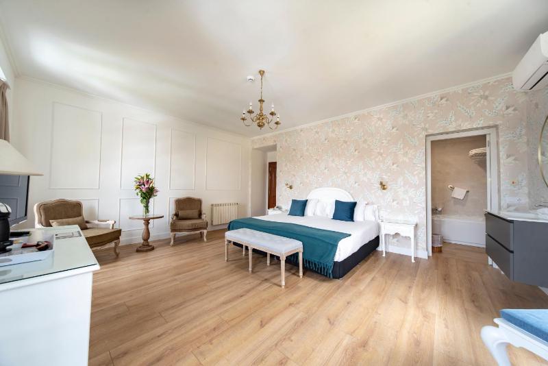 Superior Twin Room with View image 4