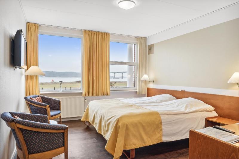 Double or Twin Room with Fjord View image 4