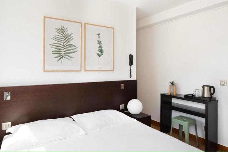 Classic Double Room image 3