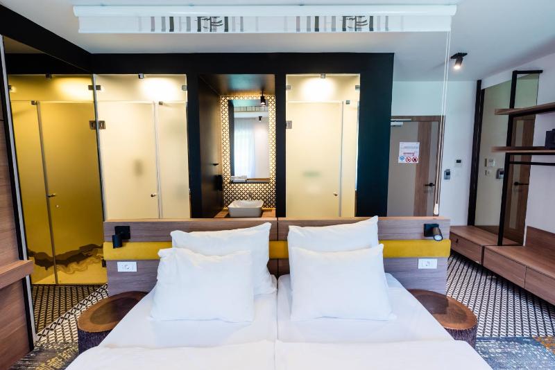 Deluxe Double or Twin Room with Garden View image 3
