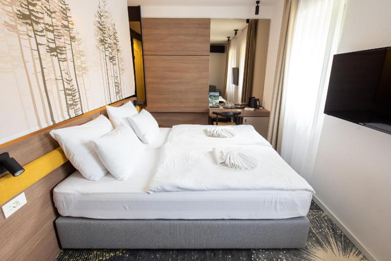 Deluxe Double or Twin Room with Garden View image 4