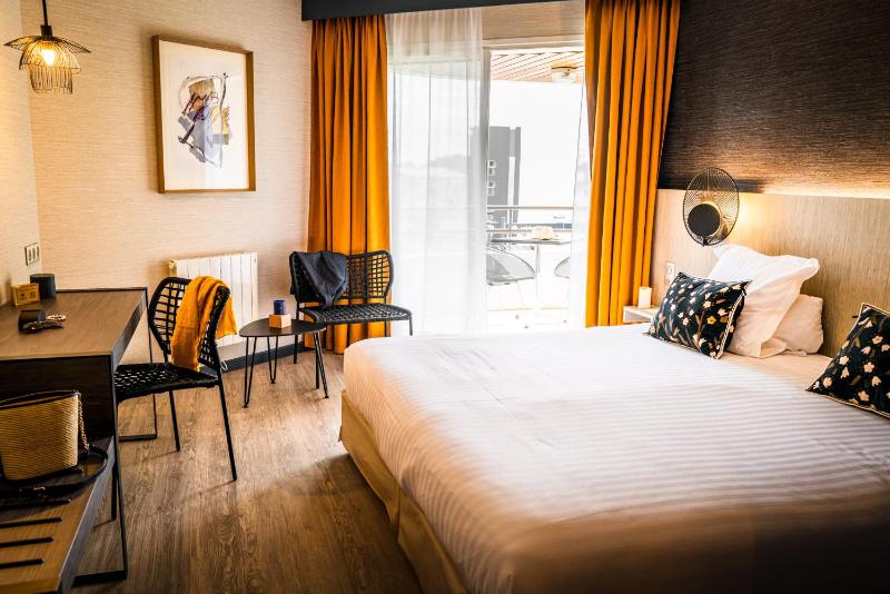 Comfort Room with Balcony image 4