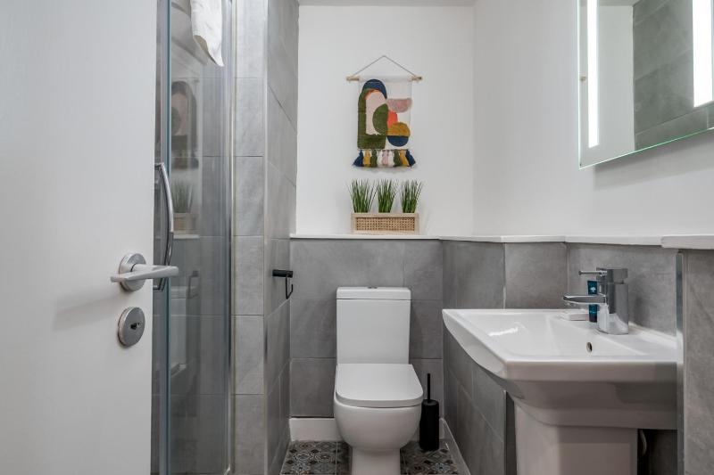 Deluxe Two-Bedroom Apartment with Garden View image 3