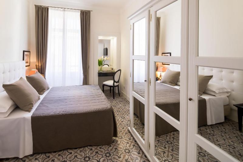 Double Room with Side Sea View image 4