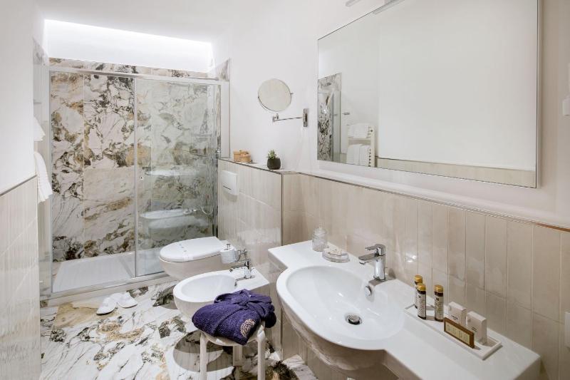 Double Room with Sea View image 2