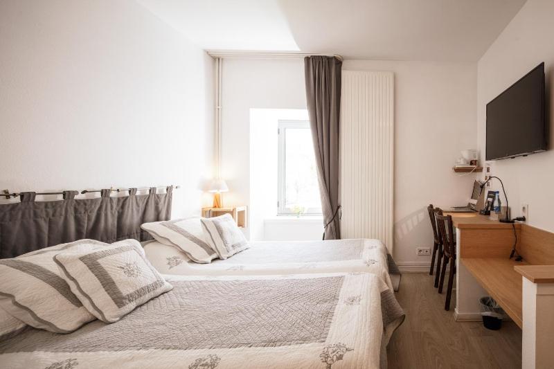 Twin Room image 3