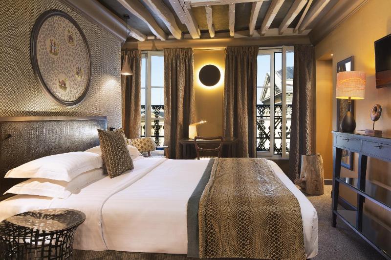 Superior Room with Balcony image 3