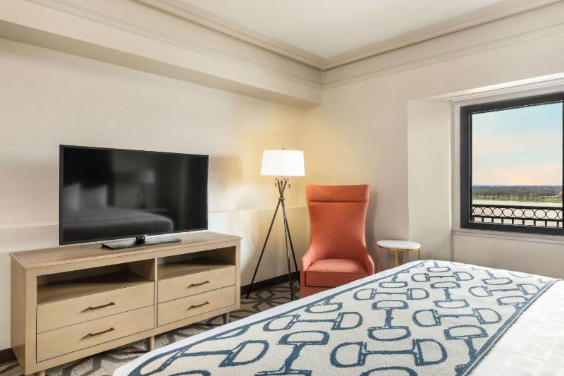 Executive One-Bedroom King Suite - Non-Smoking/East Tower image 1