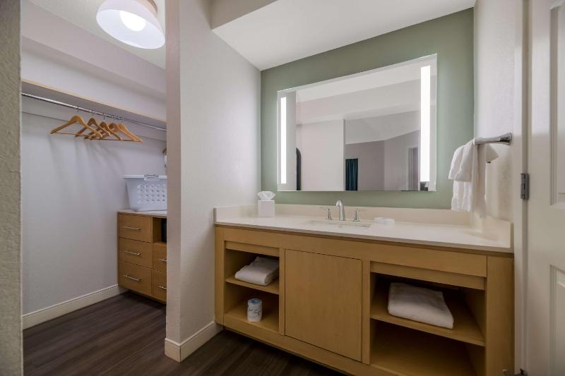 One-Bedroom King Suite image 4