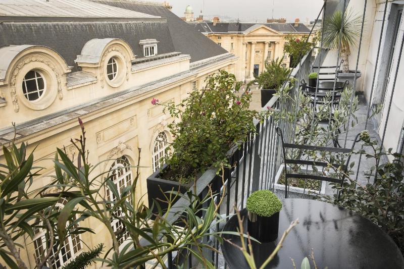 Superior Room with Balcony image 2