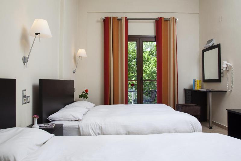 Deluxe Triple Room with Balcony and Meteora View image 2