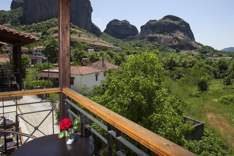 Superior Triple Room with Balcony and Meteora View image 3