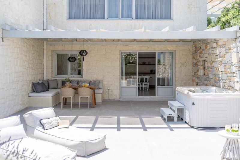 Honeymoon Villa with Outdoor Hot Tub image 1