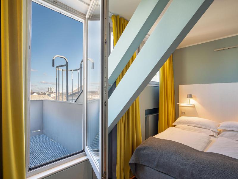 Deluxe Family Suite image 2