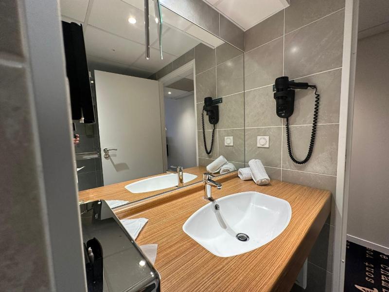 Standard King Room with Shower image 4