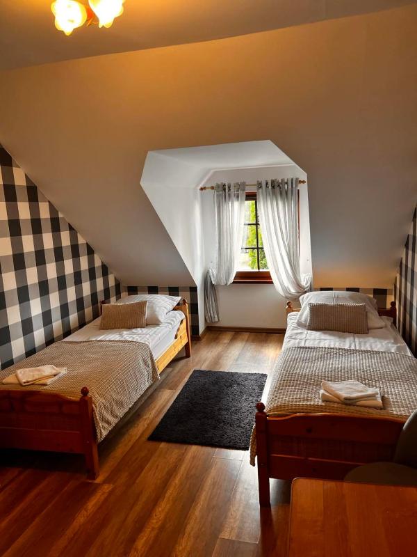 Twin Room image 3