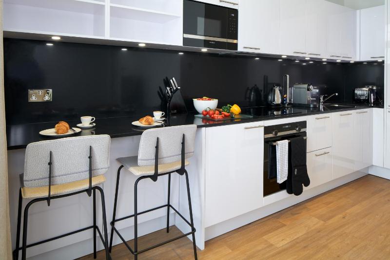 Superior One Bedroom Apartment image 3