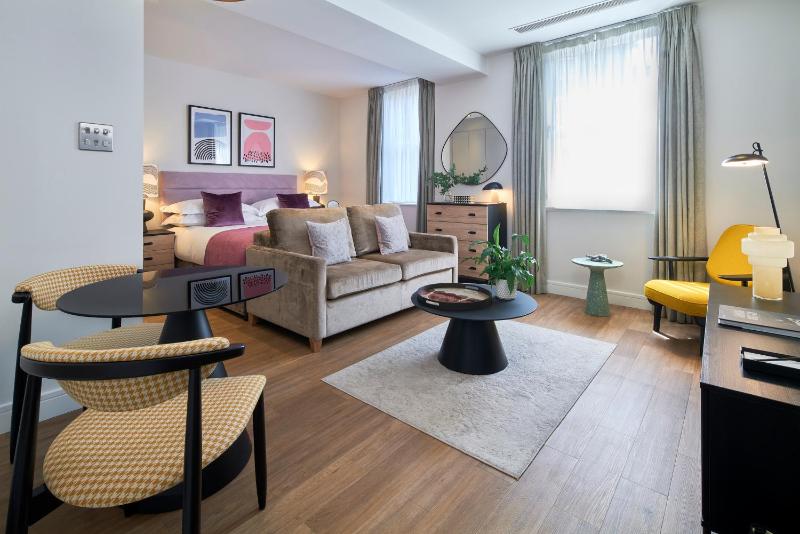 Luxury One Bedroom Open Plan Apartment image 2