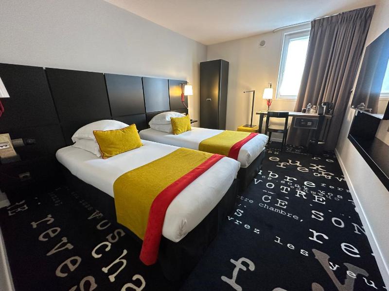 Standard Twin Room image 1