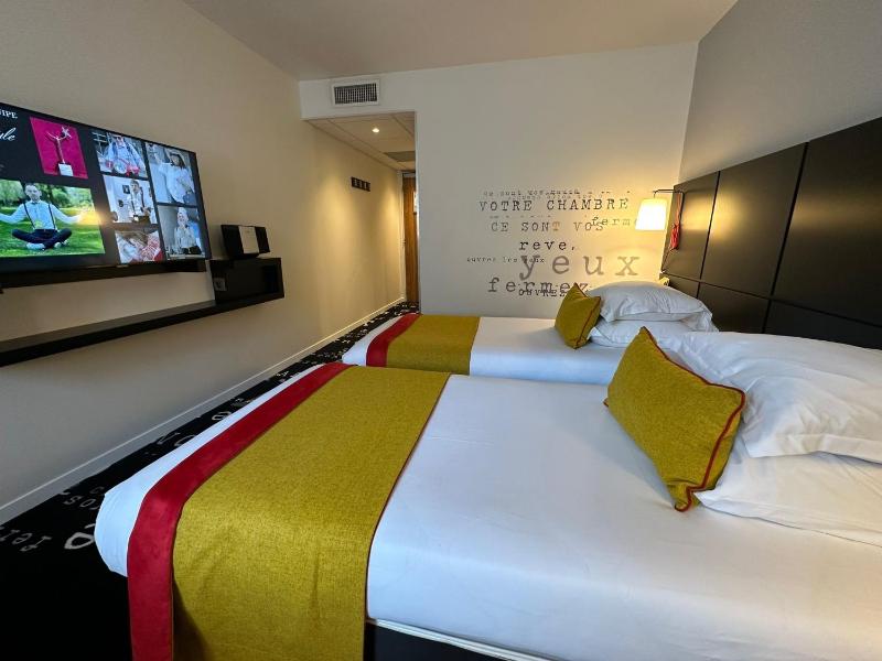 Standard Twin Room image 2