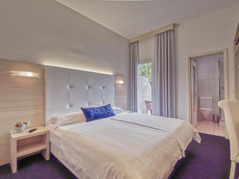 Double Room with Balcony image 4