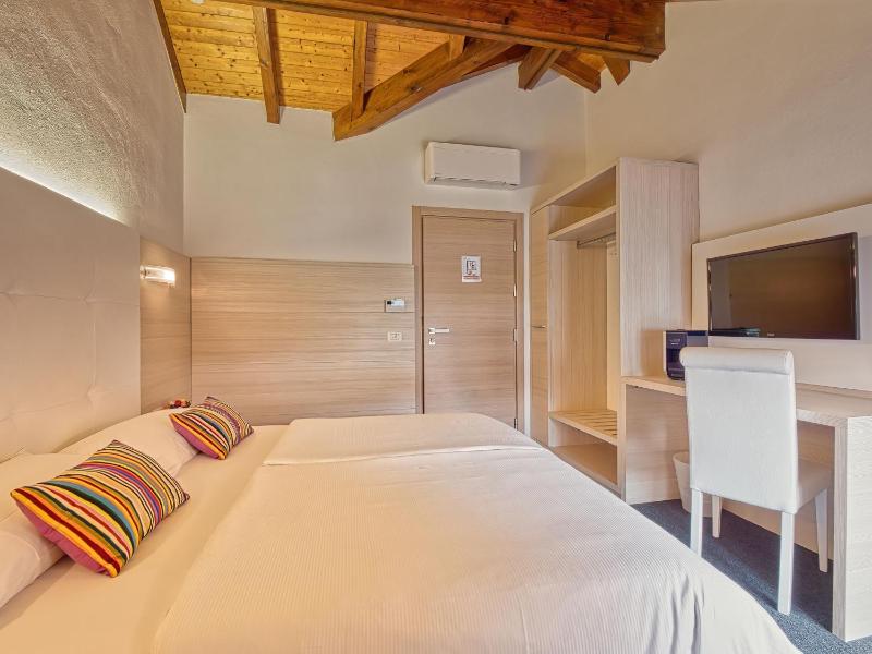 Double Room with Lake View image 1