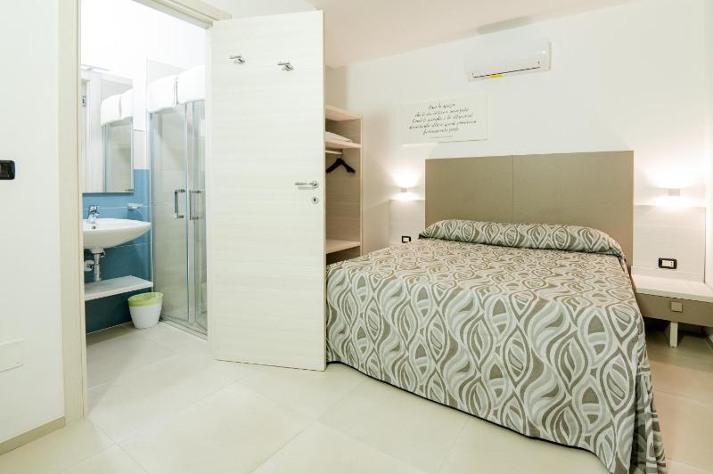 Standard Double Room image 3