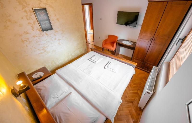 Double Room image 4