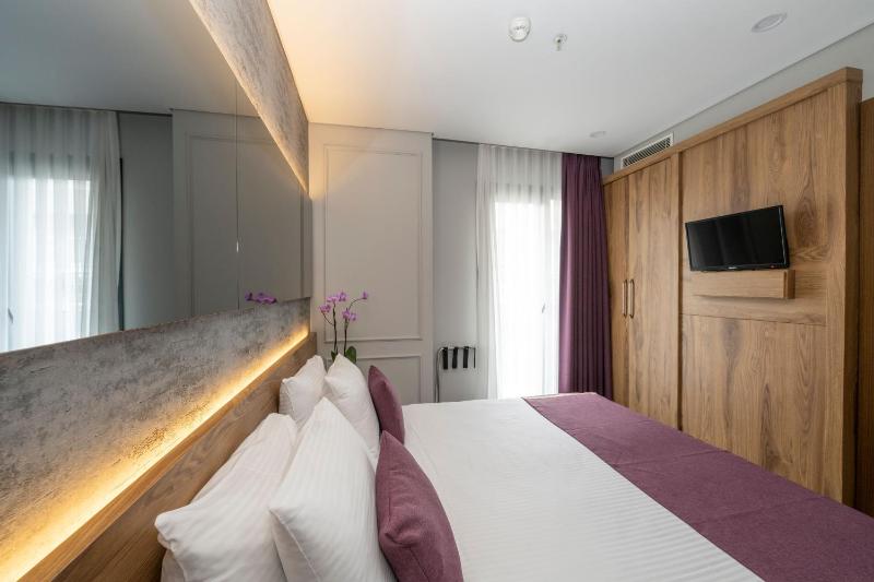 Double or Twin Room with Balcony image 4