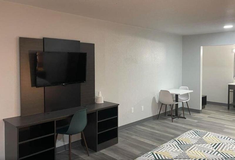 King Room - Non-Smoking image 3