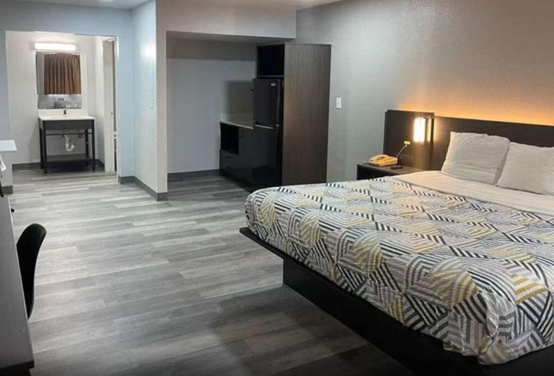 King Room - Non-Smoking image 2