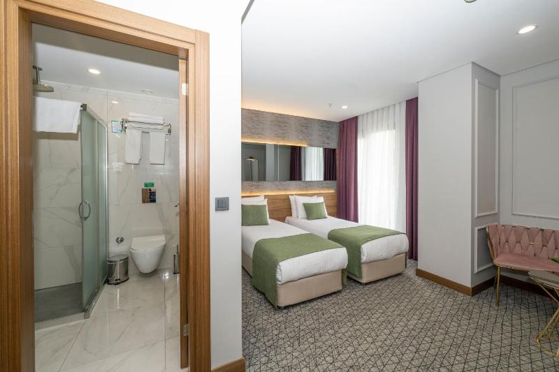 Economy Double or Twin Room image 4