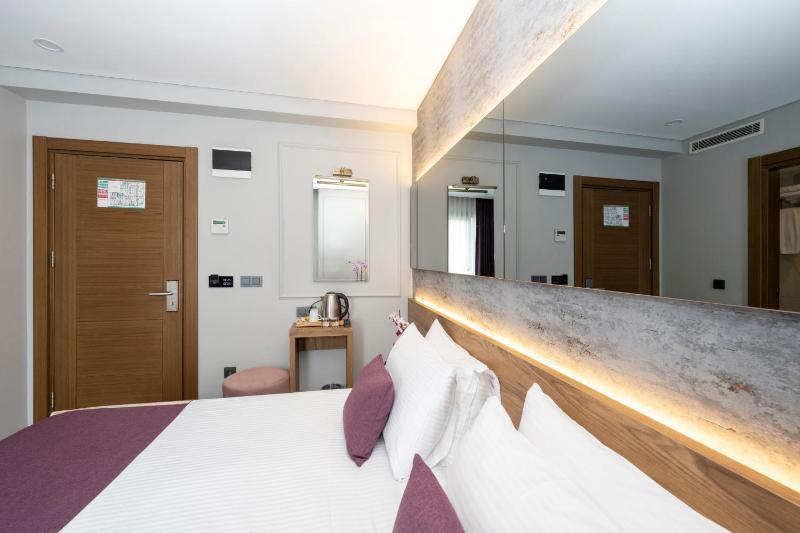 Standard Double or Twin Room image 4