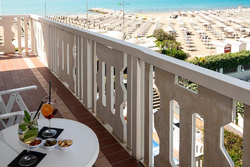 Superior Double or Twin Room with Sea View image 3