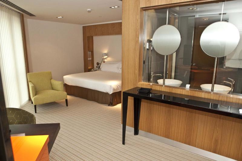 Double or Twin Room with Sitting Area image 3