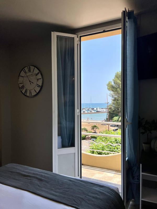 Deluxe Triple Room with Sea View image 1