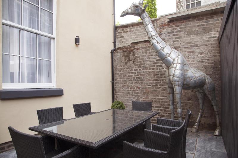 Super-Luxe Garden Studio (Sleeps 4) image 1