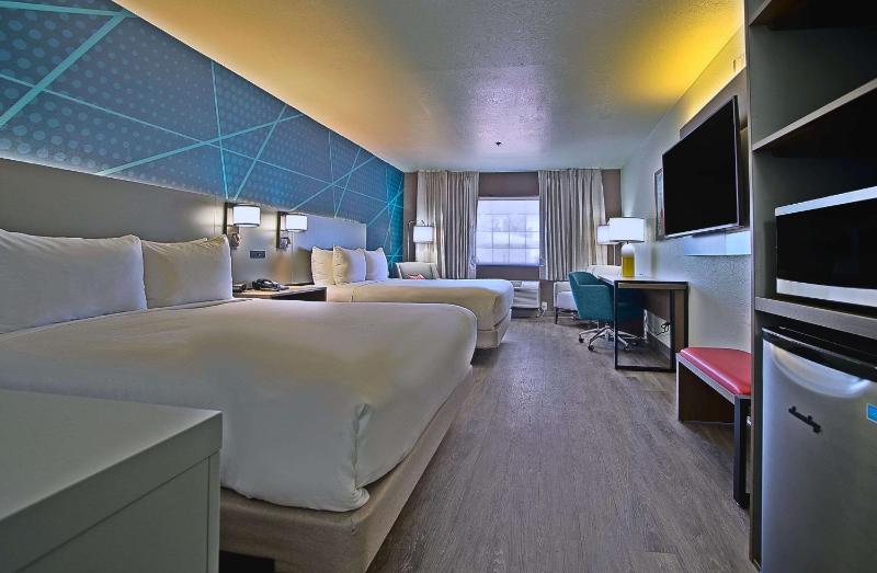 Standard Queen Room with Two Queen Beds and Tub - Accessible/Non-Smoking image 4