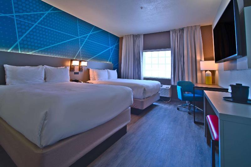 Queen Suite with Two Queen Beds and Sitting Area - Non-Smoking image 4