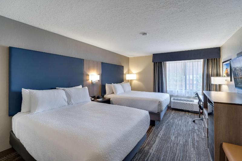 Queen Room with Two Queen Beds - Non-Smoking image 3