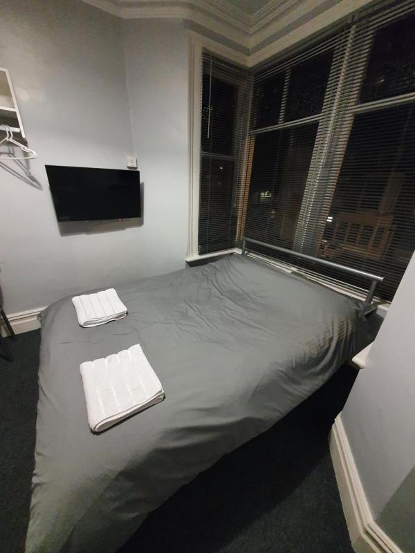 Standard Double Room with Shared Bathroom image 1