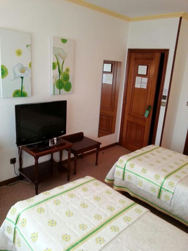 Double or Twin Room image 3