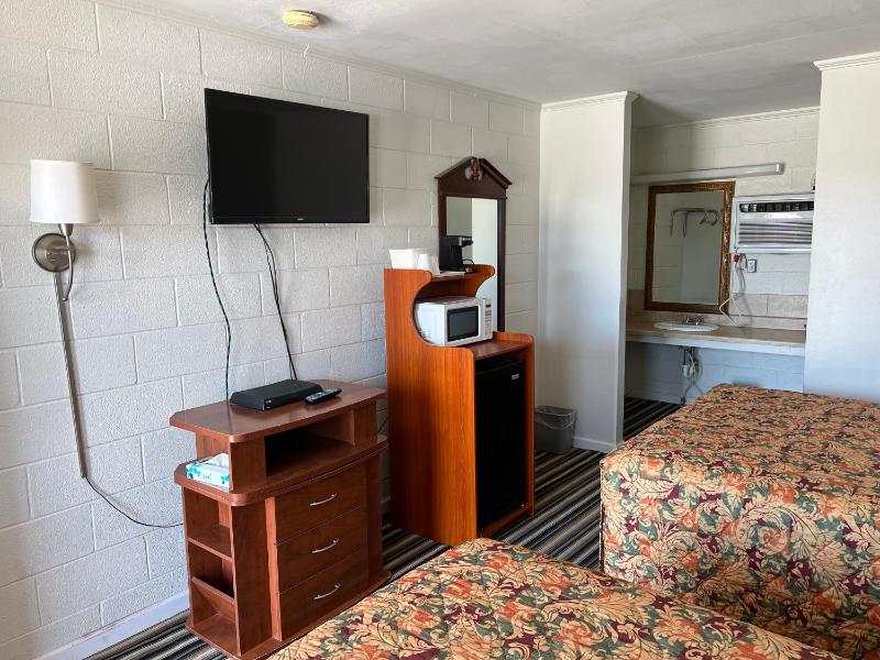 Queen Room with Two Queen Beds image 4