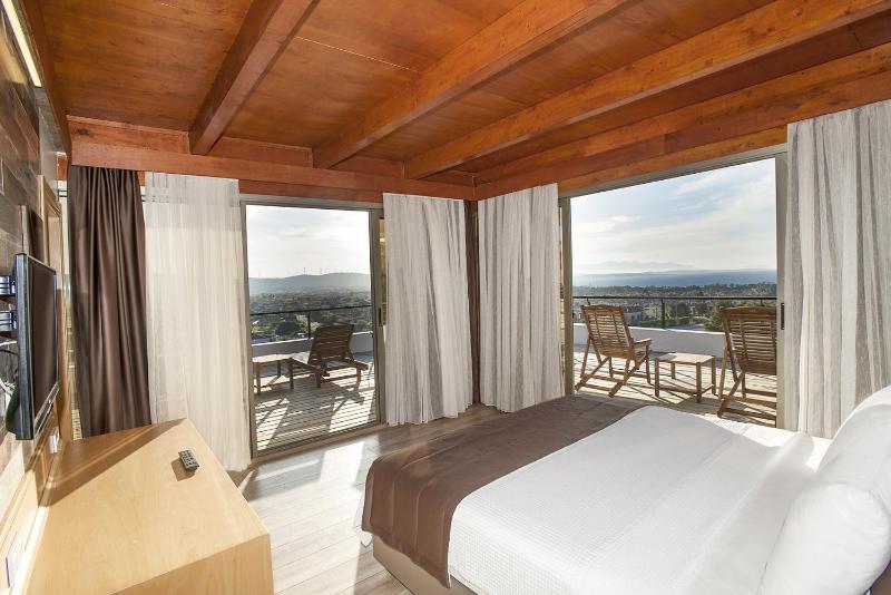 Suite with Terrace and Sea View image 3