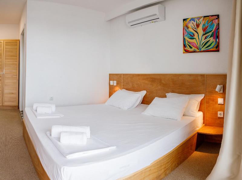 Deluxe Double Room with Side Sea View image 2