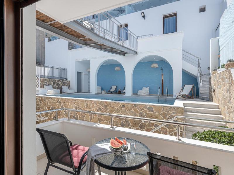 Junior Suite with Pool View image 3