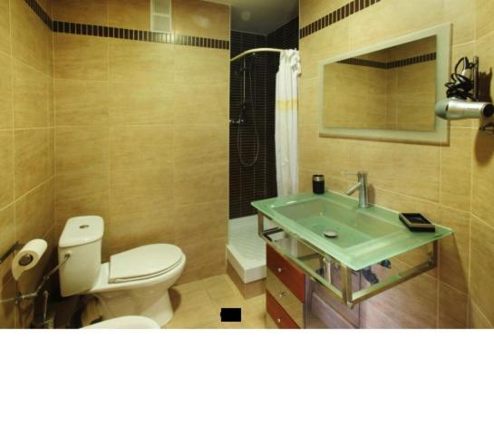 Three-Bedroom Apartment and two bathroom image 3
