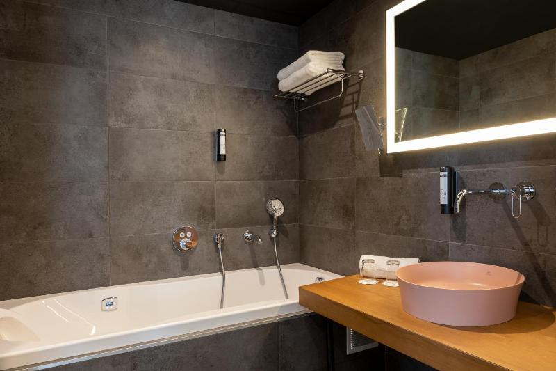 Signature Room with whirlpool bath image 3