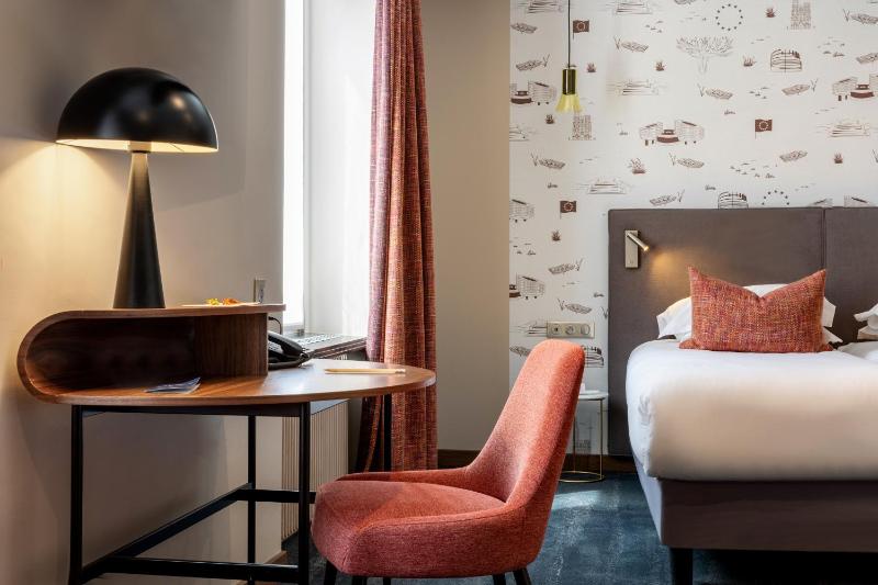 Signature Room with whirlpool bath image 2