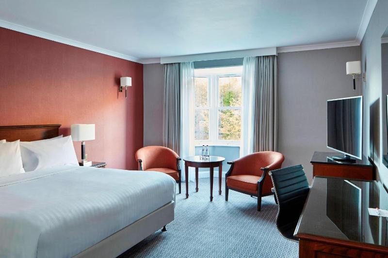 Superior King Room with River View image 1